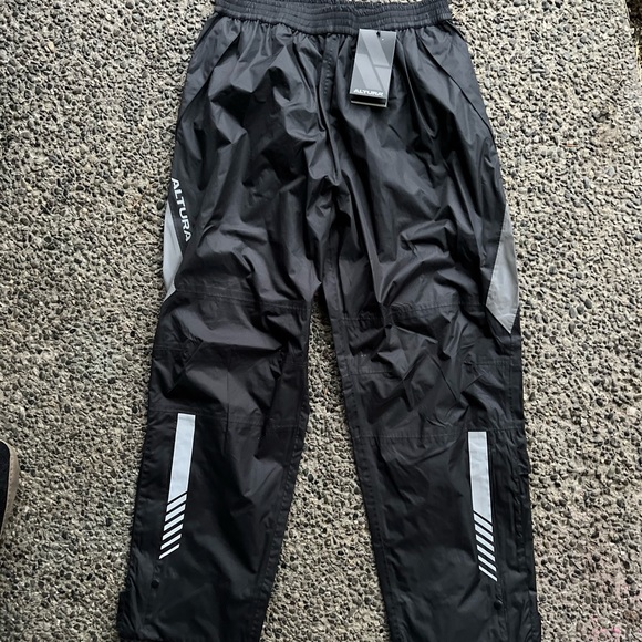 BNWT ALTURA nightvision 3 overtrouser altura waterproof pants , cycling - Picture 1 of 6